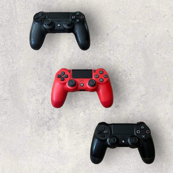 Sony PlayStation 4 with Box! Includes THREE Dual Shock Controllers Black & Red - Picture 3 of 11